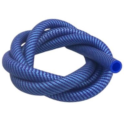 La manguera de silicona fibra de carbono blue es una de las más demandadas por su flexibilidad, resistencia y por su diseño elegante de fibra de carbono.