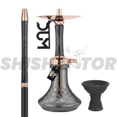 La DUM SAMARA GOLD BLACK es una cachimba exclusiva de alta calidad. Ofrece una fumada perfecta con fácil mantenimiento. Cuenta con un mástil de resina y acero inoxidable V2A.