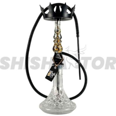 CACHIMBA NAYB HOOKAH 24K BLACK BRANCH CACHIMBA NAYB HOOKAH 24K BLACK BRANCH completa destaca dentro del mundo de la shisha gracias a su gran éxito de ventas. Esta shisha se compone de materiales de primera calidad que hacen de ella una shisha única y exclusiva. El mástil está cubierto por un embellecedor de resina de alta calidad tratada y pintada con gránulos de minerales. El estilo de purga es único en esta marca brasileña, en forma de cascada desde la parte superior del mástil, a través de agujeros que se encuentran bajo el plato de corona. Este modelo tiene un cierre de presión gracias a su junta de goma hermética. Trae también su conector brasileño con su goma incluida QUE MATERIALES USA? La cachimba está fabricada en acero inoxidable v2a completa, desde el tubo de inmersión, cámara, plato y conector de cazoleta. Y su mástil esta recubierto por un embellecedor de resina Este modelo de cachimba se limpia de manera cómoda y sencilla sin tener que preocuparnos por la cal o el óxido. Debemos limpiar el producto siempre después de cada uso para así mantenerlo en las mejores condiciones. COMO RINDE? CACHIMBA NAYB HOOKAH 24K BLACK BRANCH tiene unas dimensiones grandes y un diseño único de la marca. La mezcla de nayb y una buena cazoleta como puede ser cualquiera de nuestra gama de shishatorbowls hacen que la cachimba aporte un gran rendimiento a la hora de utilizarla. ESTA CACHIMBA INCLUYE: MÁSTIL DE RESINA BASE DE VIDRIO TALLADA EXCLUSIVA TUBO DE INMERSIÓN CONECTOR BRASILEÑO DE SILICONA MANGUERA BRASILEÑA BOQUILLA PLATO DE CORONA PRO TODAS SUS GOMAS INCLUSIDAS ENVÍO: ¡Envío Express 24 horas! MEDIDAS: Altura: 55 cm aprox Si quieres conocer todas nuestras ofertas y novedades que anunciamos constantemente, síguenos en nuestra cuenta de Instagram.